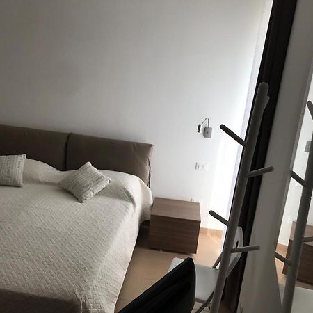 5 Miles Apt Apartment Rocca Cinquemiglia Bagian luar foto
